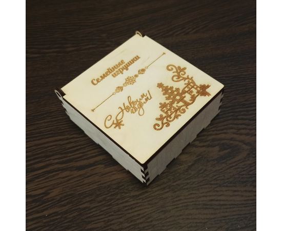Изделия из дерева (фанеры) Именные ёлочные шары в коробке - шкатулке из дерева "Семейные игрушки" tm-19-9368 купить в твоимодели.рф